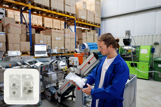 Mann an Verpackungsanlage