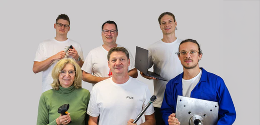 Menschen vor einer Wand